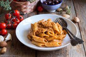 Per ottenere un gustosissimo pesto alla trapanese con ricotta seguite la ricetta principale e aggiungete nel mortaio (o nel mixer) 100 grammi di ricotta dolce vaccina. Pasta Con Pesto Alla Siciliana Un Primo Piatto Cremoso Senza Ricotta