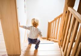 Selbst als aufmerksames elternteil kann man leider nicht alles verhindern. Kindersicherheit Bei Treppen Oft Unterschatzt Und Doch So Wichtig Socko