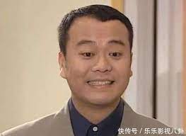 這裏是香港九龍的深水埗，香港最有名的服裝批發區。 路旁的店不是批發店就是運輸公司，在大家都 歐陽秉志的店也因此更顯得鶴立雞群。 父親兼老店東歐陽偉乾沒在店，有5歲的棕色花貓陪著他工作。 「我從他還是娃娃的時候就開始養著了。 」歐陽師傅暫時放下手上的竹篾，拿起一包貓糧來逗牠。 æ¯ä¸€ä¸ªæ¸¯å‰§è¿·å¿ƒä¸­éƒ½æœ‰ä¸€ä¸ªæ¬§é˜³éœ‡åŽ æ¥ æœ¨è½©