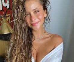 Se hizo conocida en la primera temporada del programa de televisión chileno the voice chile, en donde obtuvo el segundo lugar. Uvzxli8cvtp 4m