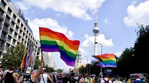 Im admiralspalast fand am mittwoch dem 14.7. Stern Demo Csd Berlin Pride Will Auf Drei Routen Zum Alex Ziehen Rbb24