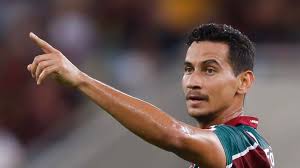 He immediately became a starter under manager abel braga , but rescinded his contract with the club on 20 june after accepting an offer from a belgian club. Mercado De Transferencia Do Santos