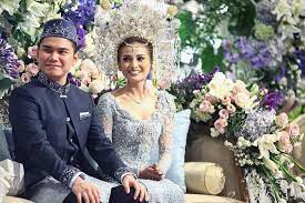 Berbagai inovasi yang banyak diciptakan, baik oleh para desainer maupun penggemar fashion, membuat batik bisa tampil dengan lebih trendy. 10 Ide Baju Pernikahan Tradisional Buat Pria Ala Seleb Indonesia