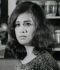 Allahyarham Seniman Datuk Ahmad Jais & Sue Sarkawi dalam babak filem 'Dara 