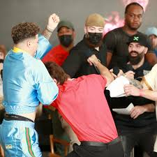 Bryce hall headliner is a must watch. When Is Austin And Bryce Fight Bryce Hall And Austin Mcbroom Are Fighting Online Lyrics Story The Referee Interrupted The Fight Multiple Times To Tell Hall To Keep The Fight