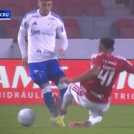 🚨🚨🚨 Procuradoria do STJD pediu que Victor Gabriel, do Internacional, seja suspenso por 6 meses pela entrada em Gabriel Pec, do Cruzeiro. O desejo da Procuradoria &eacute; que o zagueiro fique suspenso