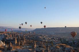 La cappadoce se situe en anatolie centrale, au centre de la turquie, en moyenne à 1100 mètres d'altitude, sur une superficie d'environ 15.000 km². Montgolfiere Turquie 24 Inspiration For Travellers