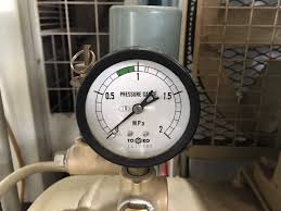 エアーコンプレッサーの圧力ゲージってどんな役割があるの？動作確認方法を教えて！「修理屋が分かりやすく解説します。」 | コンプレッサー・エアードライヤーの販売、修理メンテナンスは大西エアー  サービスにお任せください。