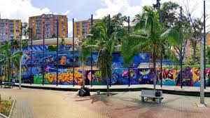 Desde las 4am, más 10 mil libros esperaban a los usuarios en los vagones del metro para conmemorar esta fecha leyendo literatura colombiana. Los Nuevos Murales En El Metro De Medellin