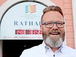 Die wahlen der ersten bürgermeister, oberbürgermeister und landräte sind wegen ablauf der sechsjährigen amtszeit oder wegen des vorzeitigen ausscheidens aus dem amt erforderlich. Claus Ruhe Madsen Ein Dane Ist Neue Oberburgermeister In Rostock