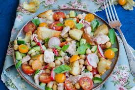 O salata bogata cu paste si ton, ceapa rosie, boabe de porumb, masline, fasole rosie si capere, aromata cu frunze proaspete de busuioc si patrunjel, ulei de masline si suc de lamaie. Salata Cu Ton Si Naut Din Secretele BucÄƒtÄƒriei ChinezeÈ™ti