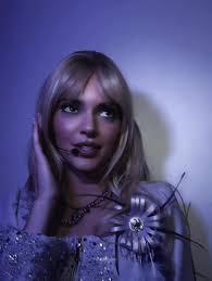 Oura Art Glowing Kendall Jenner