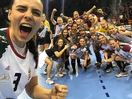 A magyar válogatott keddi portugália elleni mérkőzés után szombaton 15 órától pokoli hőségben a világbajnok franciaország ellen lépett pályára. Leany U19 Es Kezi Eb Dramai Csataban Vagott Vissza Az Oroszoknak Es Dontobe Jutott A Magyar Valogatott Utanpotlassport