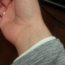 White Tattoo Tatuagem Com Tinta Branca Tatuagens Pequenas Tatuagens De Coracao No Pulso