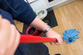 Casabella spin 'n dry mop, graphit und orange winge im inneren des griffs mit minimalem spin action, innendrehmechanismus wringt den The Best Wet Mop For 2021 Reviews By Wirecutter