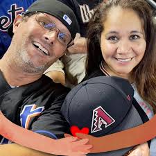 This afternoon Saul “Canelo” Alvarez visited the Food City located at 91st  Avenue and Thomas. Several customers were randomly selected through the Mi  Club Savings App to meet and greet him. To