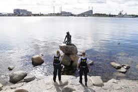 La estatua de la sirenita de copenhague, el símbolo turístico más reconocible de la capital danesa ese tipo de actos han sido imitados en ciudades de todo el mundo, también en copenhague, donde. Vandalos Pintarrajean Estatua De La Sirenita En Copenhague