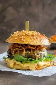 Beef Burger Mit Chilli Mayo Susskartoffellocken Beef Burger Im Brioche Bun Mit Chilli Mayo Beefrecipes Bee Rezepte Burger Grillen Rezept Burger Rezept