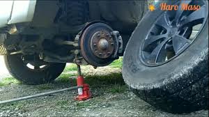 Sebelum tukar tayar kereta, anda harus letak segitiga amaran kecemasan, supaya pemandu lain boleh nampak. How To Remove And Install A Wheel On A 4wd Car Youtube