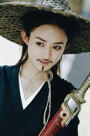 Why do women dressing as men in Chinese dramas often go unnoticed?