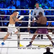 VIDEO: Oleksandr Usyk Knocks Out Daniel Dubois In Controversial Title Fight - Sports Illustrated MMA News, Analysis and More