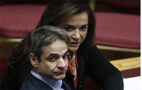 Ο κυριάκος μητσοτάκης δεν συγκράτησε τα δάκρυά του βλέποντας μπροστά του το φέρετρο του πατέρα του. Kyriakos Mhtsotakhs Ntora Mpakogiannh Enimerosi24