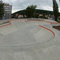 Uhříněves, bývalé centrum vrchnostenské správy, se začlenila dravě do počínající průmyslové revoluce a postupně se stala významným průmyslovým centrem říčanského okresu. Mystic Constructions Jarda Kucera