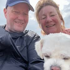 What information is available about this giraffe decorative piece?