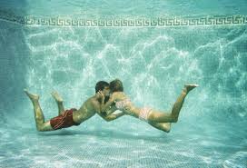 Usare il preservativo in acqua si può, ovviamente il condom va indossato prima e la lubrificazione deve permettere la penetrazione. Sesso In Acqua Esperienza Hot O Rischiosa Tutto Quello Che Dovreste Sapere