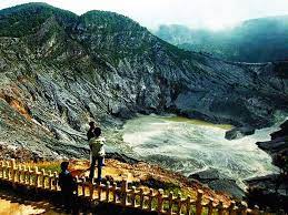 Asal mula tangkuban perahu bandung. Gunung Tangkuban Perahu Kertajati International Airport West Java