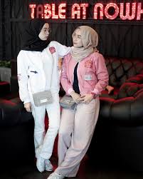 Nginep karena awalnya pengen ngerjain tugas kelompok, kebetulan ada 2 mata kuliah yang hampir sama anggota kelompoknya. 30 Ide Keren Gambar Baju Couple Sahabat Ber 5 Perempuan Couple Keren