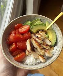 Chicken & Avocado Rice Bowl with Cherry Tomatoes 🍅💪 A quick and  nutritious meal bowl featuring juicy grilled chicken strips, creamy avocado,  fresh cherry tomatoes, and fluffy white rice. High in protein,