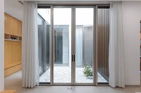 Biasanya pintu kaca digunakan untuk bagian belakang rumah atau balkon untuk memberikan pkamungan yang terhalang taman atau halaman belakang kamu. Inikah Rumah Impian Anda Temukan Kejutan Di Dalamnya Halaman All Kompas Com