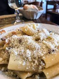 Una trattoria fiera della sua tradizione, che non cede alle lusinghe del troppo turistico, sia mantenendo i modi spicci del personale sia nella scelta di non tagliare sulla qualità. Trattoria Da Oio A Casa Mia In Testaccio Rome An American In Rome