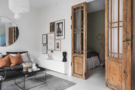 Vieilles Portes Et Decoration De Charme Dans Un Appartement De Deux Pieces De 40m2 Planete Deco A Homes En 2020 Amenagement Petit Salon Salon Maison Vieilles Portes