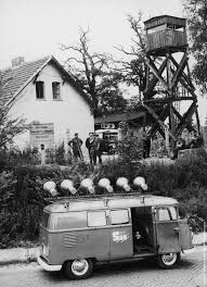 Vw Typ 2 Con Altoparlantes Para Propaganda Dirigida A Alemania Del Este Decada De 1960 Berlijn Muur Berlijn Duitsland