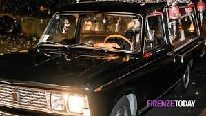 Annunci di moto d'epoca, storiche e da collezione, in tutta italia. Cascine Col Carro D Epoca E Il Corteo Funebre Mette In Scena Il Suo Funerale