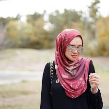 17 cara pakai shawl keknis simple dan mudah trend terkini cara pakai tudung terkini, cara pakai tudung bawal menjadi salah satu pembahasan yang menarik karena saat ini hijab tidak hanya merupakan bagian dari baju bagi para muslimah. Cara Memakai Shawl