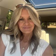 Who can recommend a photographer for a family photoshoot