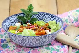 Ein wunderbares warmes dessert und ein tolles rezept für einen nachtisch in der weihnachtszeit, auch für kinder. Susskartoffelsalat Mit Gerosteten Kichererbsen Granatapfelkernen Und Avocado Dressing Tulpentag Schnelle Rezepte