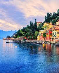 International new york'ın italya haberlerini verdiği italy daily eki bulunmakta ayrıca 2 haftada bir yayınlanan wanted in rome dergisi. Kuzey Italya Daki Alpler In Eteklerinde Tablo Gibi Kusursuz Gorunen Como Golu Hem Yalin Hem Gosterisli Olmayi Basaran Cities In Italy Italy Places To Travel
