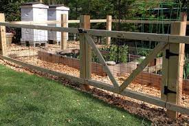A Simple Garden Fence Small Garden Fence Fenced Vegetable Garden Diy Garden Fence