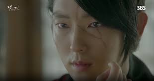 Moon Lovers: IU trổ tài “xóa sẹo” giúp Tứ hoàng tử Lee Jun Ki