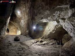 Drum acces auto din localitatea suncuius catre pestera ungurul mare (si plaja suncuius pe traseu). Pestera Unguru Mare Trecator Prin Lume