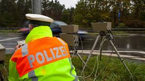 Es gibt verschiedene möglichkeiten, um sich vor radarboxen warnen zu lassen, auch vor mobilen radarkontrollen. Blitzer Warnung Was Ist Erlaubt Und Was Illegal Deutsche Anwaltauskunft
