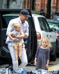 How many kids do blake lively and ryan reynolds have? Ryan Reynolds Takes Daughters To Party With Blake Lively Daily Mail Online