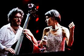 I tre artisti, molto apprezzati anche all'estero, ci hanno raccontato il loro modo di fare jazz. Musica Nuda Begegnung Von Industrie Und Kunst In Althofen Kunst Im Werk