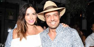 Σάλο έχει προκαλέσει ένα βίντεο που ανέβασε στον προσωπικό του λογαριασμό στο instagram ο σάββας πούμπουρας παραμονή της εργατικής πρωτομαγιάς και στο οποίο ο παρουσιαστής προτείνει σε όποιον είναι άνεργος να πάει να. O Sabbas Poympoyras 8a Ginei Gia Prwth Fora Mpampas Cretapost Gr