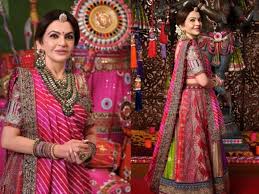 नीता अंबानी का नवरात्रि स्पेशल लुक दिख रहा गजब, गरबा-डांडिया के लिए लें  इंस्पिरेशन nita ambani stunning look in 9 colors lehenga for navratri 2025  celebration take style tips to make ...