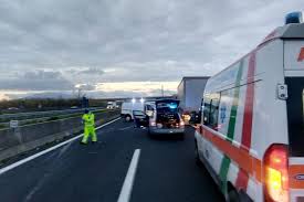The autostrada a1, officially named amber highway (pol. Tir Contro Auto Sull Autostrada A1 Un Morto Nell Impatto E Traffico In Tilt Il Riformista